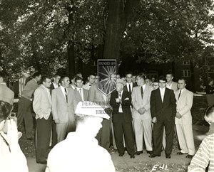 Image description is not available for 1955.093